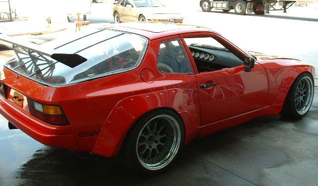 und jaaa auch den VolksPorsche 924 gibts als Widebody 